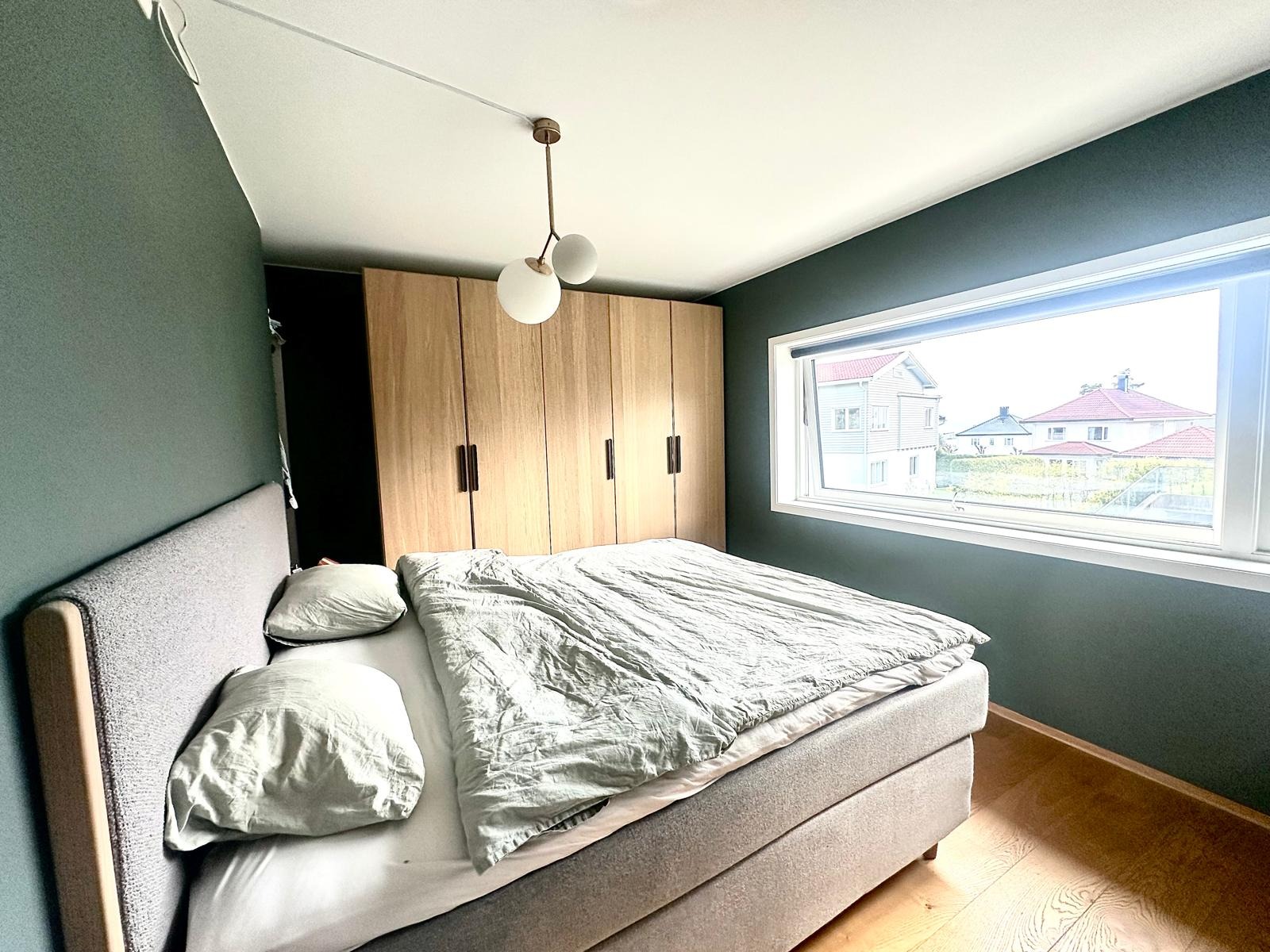 Hovedsoverom i 2. etg. Godt med skapplass.